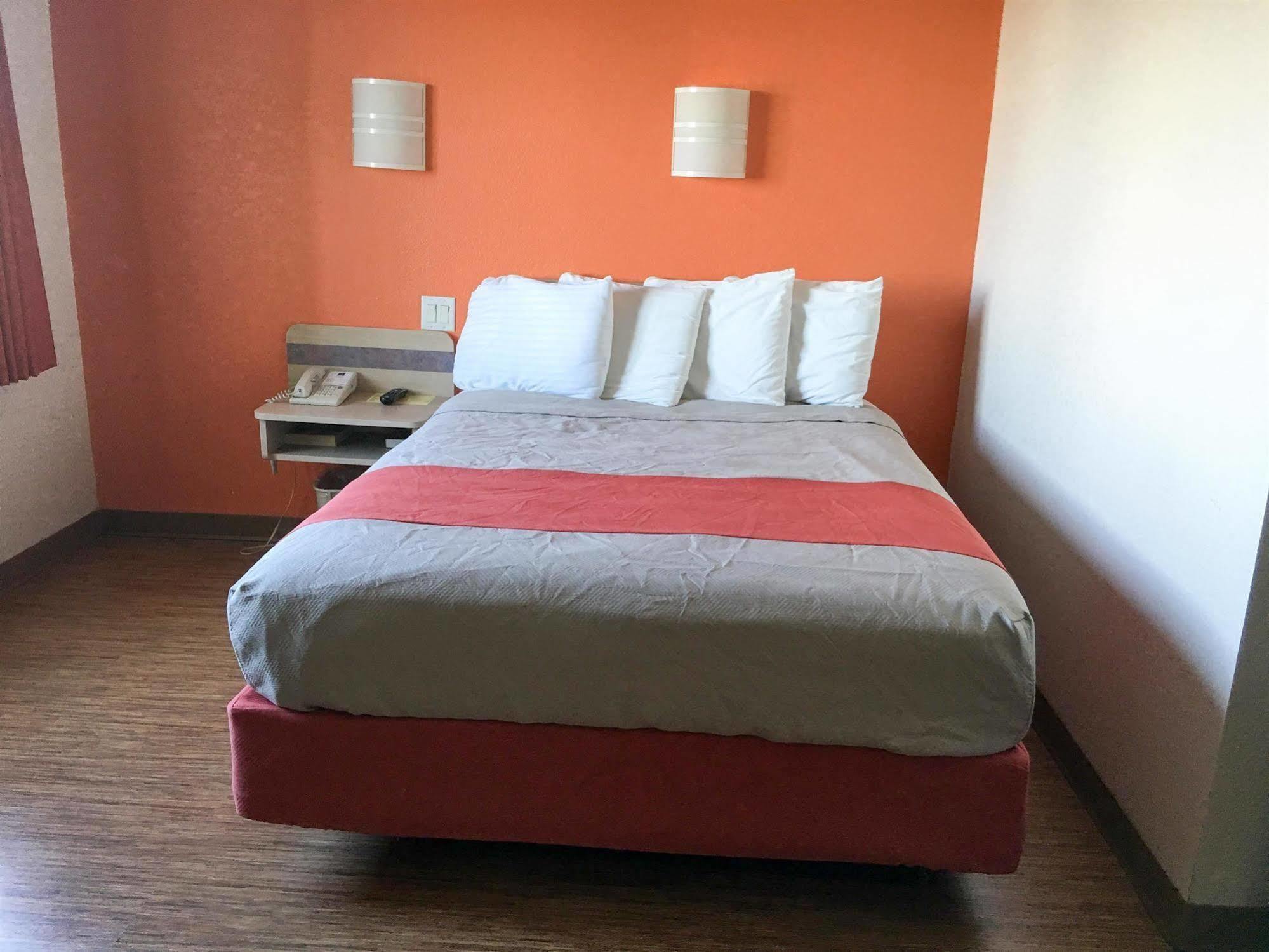 Motel 6-Minonk, Il Luaran gambar